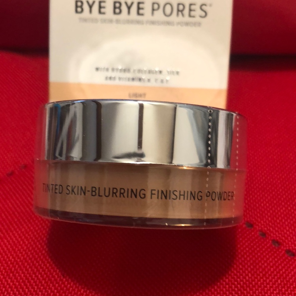 Bye Bye Pores Finishing Powder LIGHT - Picture 2 of 3